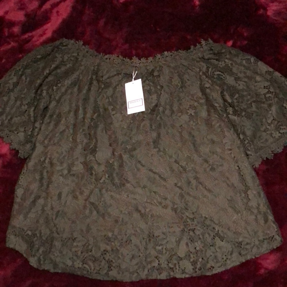 Milholl shirt size xl,